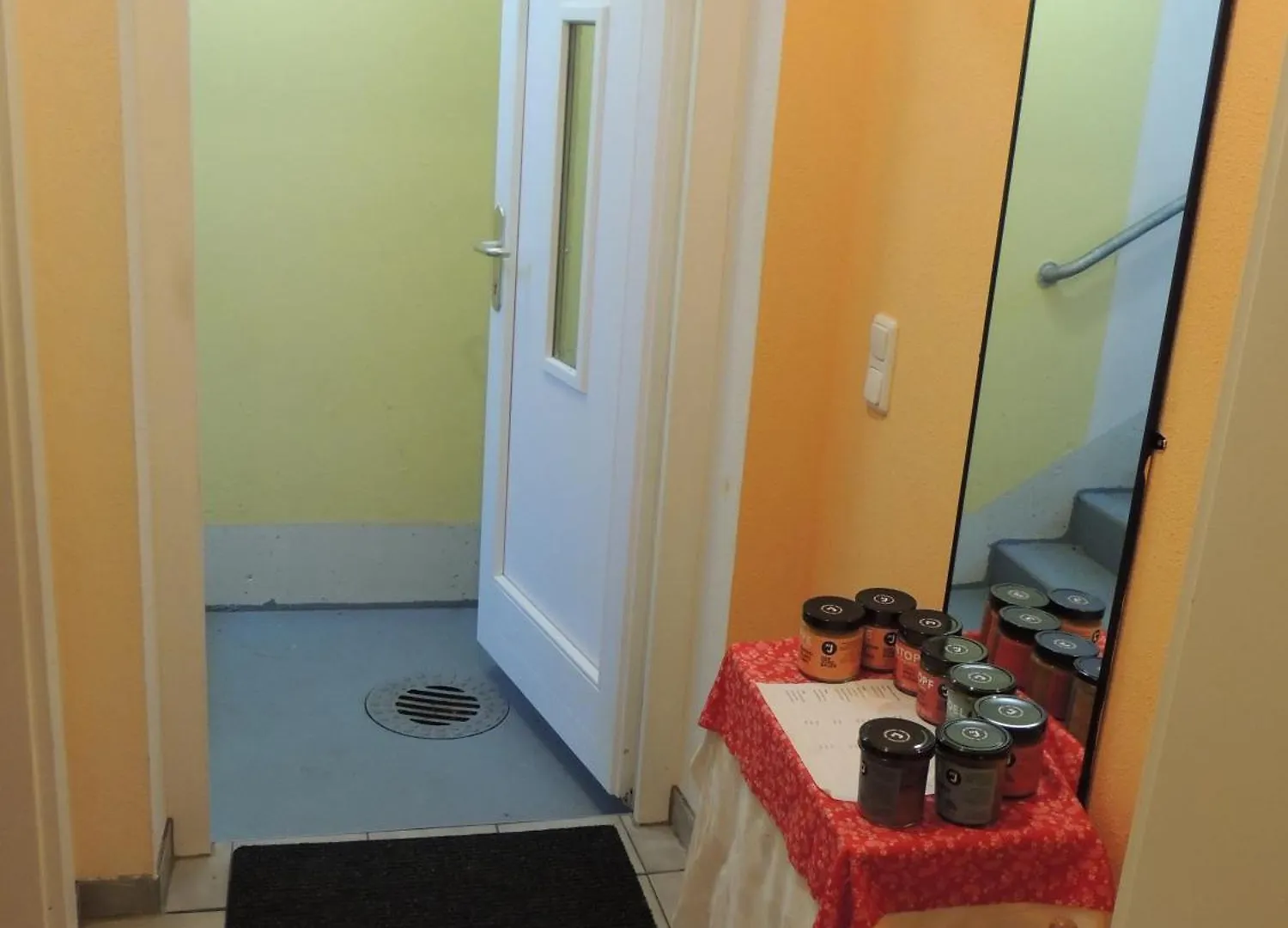 Milchtuetenzimmer - Upcycling Grunwald Apartment